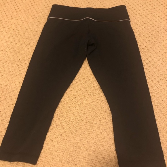 Size 8 Lululemon Capri - Picture 4 of 4